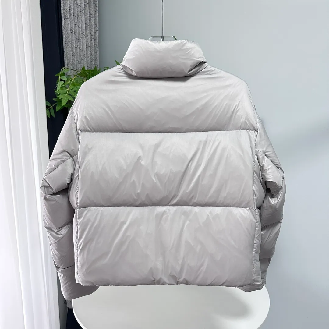 P780 Style number: Y112 𝗚𝗮𝗻𝗮𝗱𝗮 𝗚𝗼𝗼𝘀𝗲｜Canada Goose Cypress series women's short puff/down jacket Color: black, silver Size: XS, S, M, Customized original high-density waterproof recycled Feather-Light tear-resistant fabric, waterproof and windproof, light and fluffy. The interior adopts nylon double-layer sealing design! The interior is filled with 90% white duck down of the national standard, and the down content is as high as 350 grams. Fluffy, plump and soft to the touch.